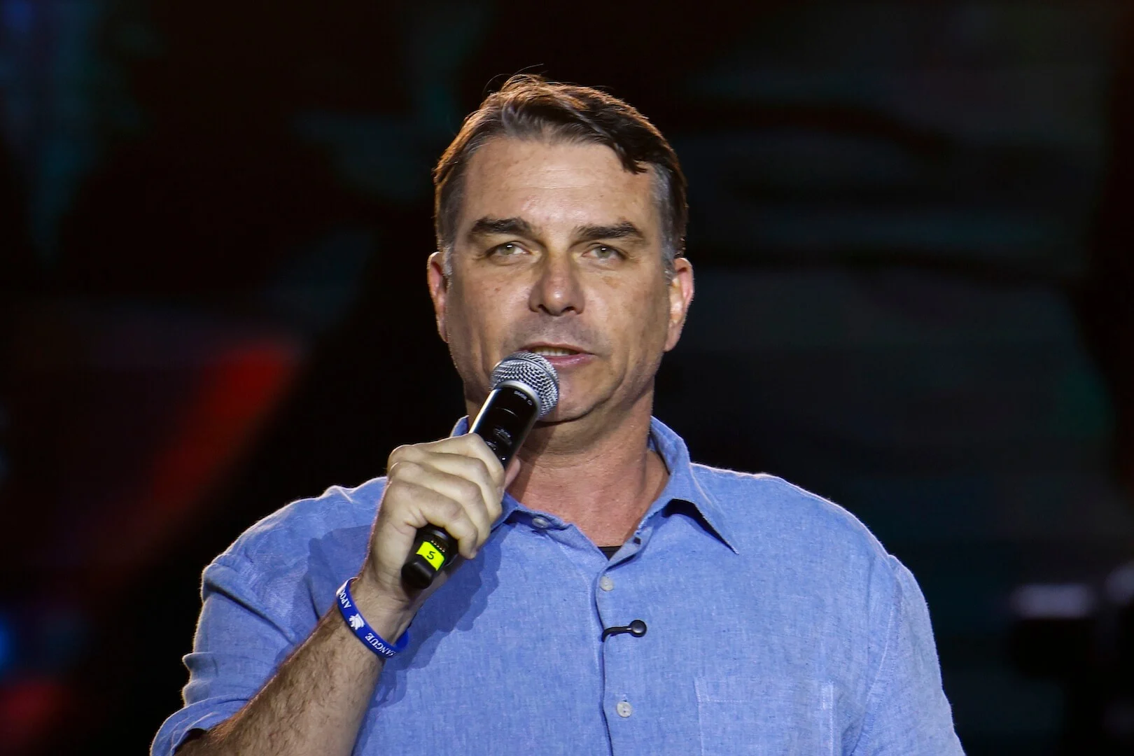 Flávio Bolsonaro sugere aceitar dinheiro de rivais e votar em outro